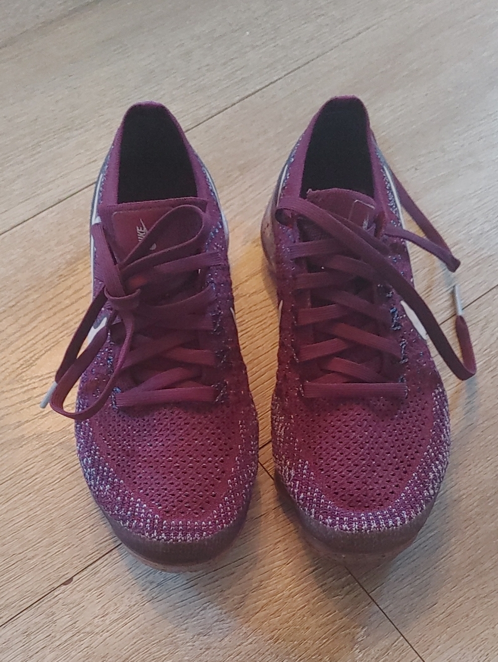 Nike Women’s Vapor Max l Size 5 l Sneakers in Wine